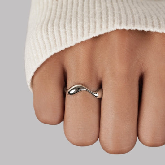 Anillo de olas plateado